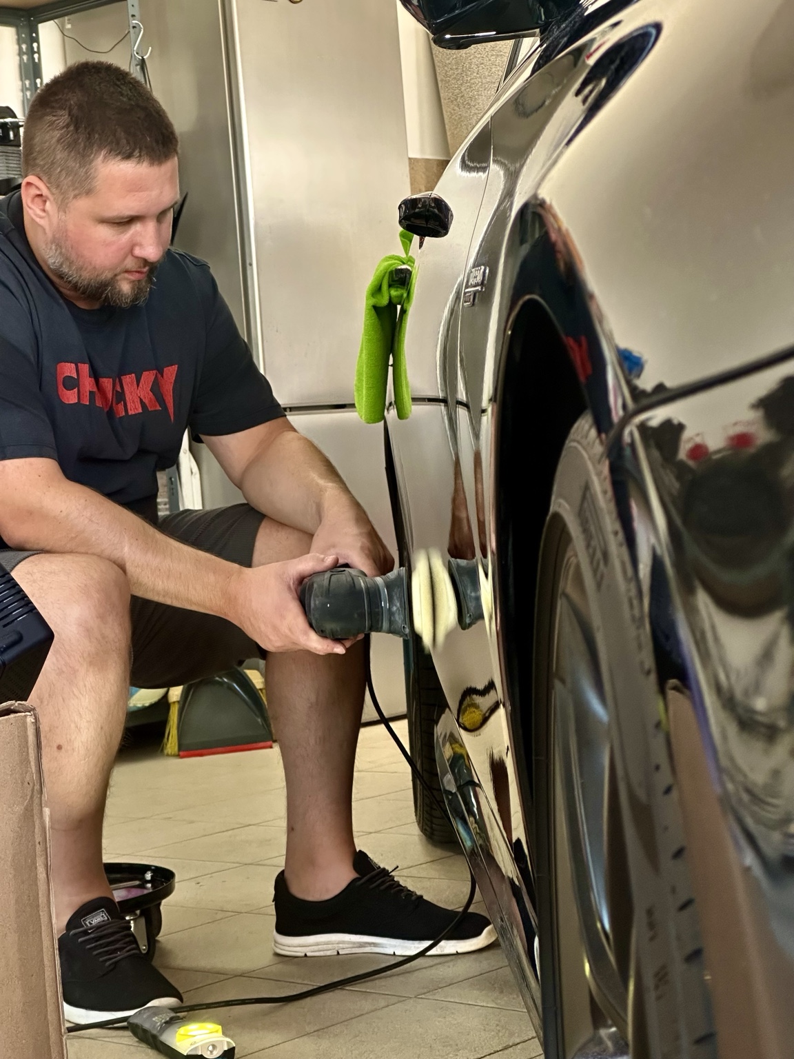 Präzise Politur der Fahrzeugseite vor Ort